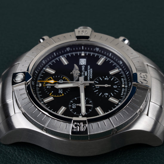 Breitling Avenger Chronograph 45 A13317101B1A1 - Bovenaanzicht met de kroon en drukkers boven de kast en de wijzerplaat recht van voren