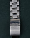 Breitling Avenger Chronograph 45 A13317101B1A1 - Close-up van de vouwsluiting met Breitling-logo en tekst op de stalen schakelband