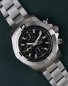 Breitling Avenger Chronograph 45 A13317101B1A1 - Frontaal aanzicht onder een hoek met de kroon en drukkers rechts