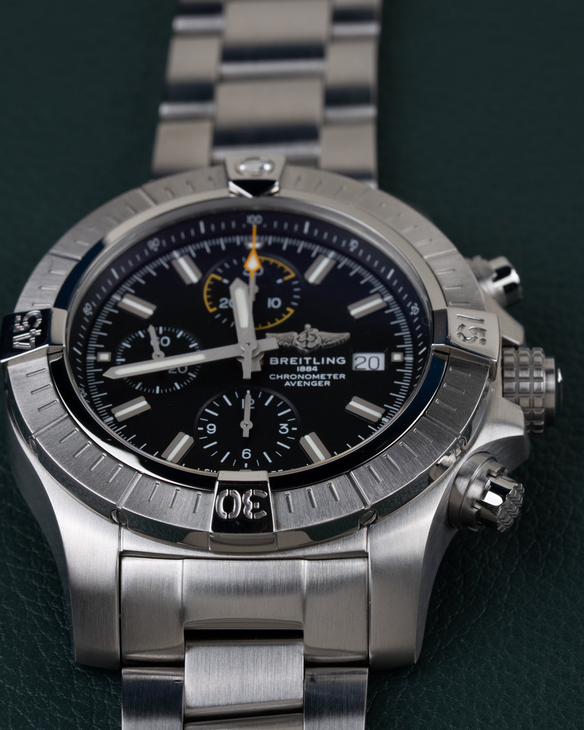 Breitling Avenger Chronograph 45 A13317101B1A1 - Frontale close-up recht van voren met de gegroefde bezel scherp in beeld