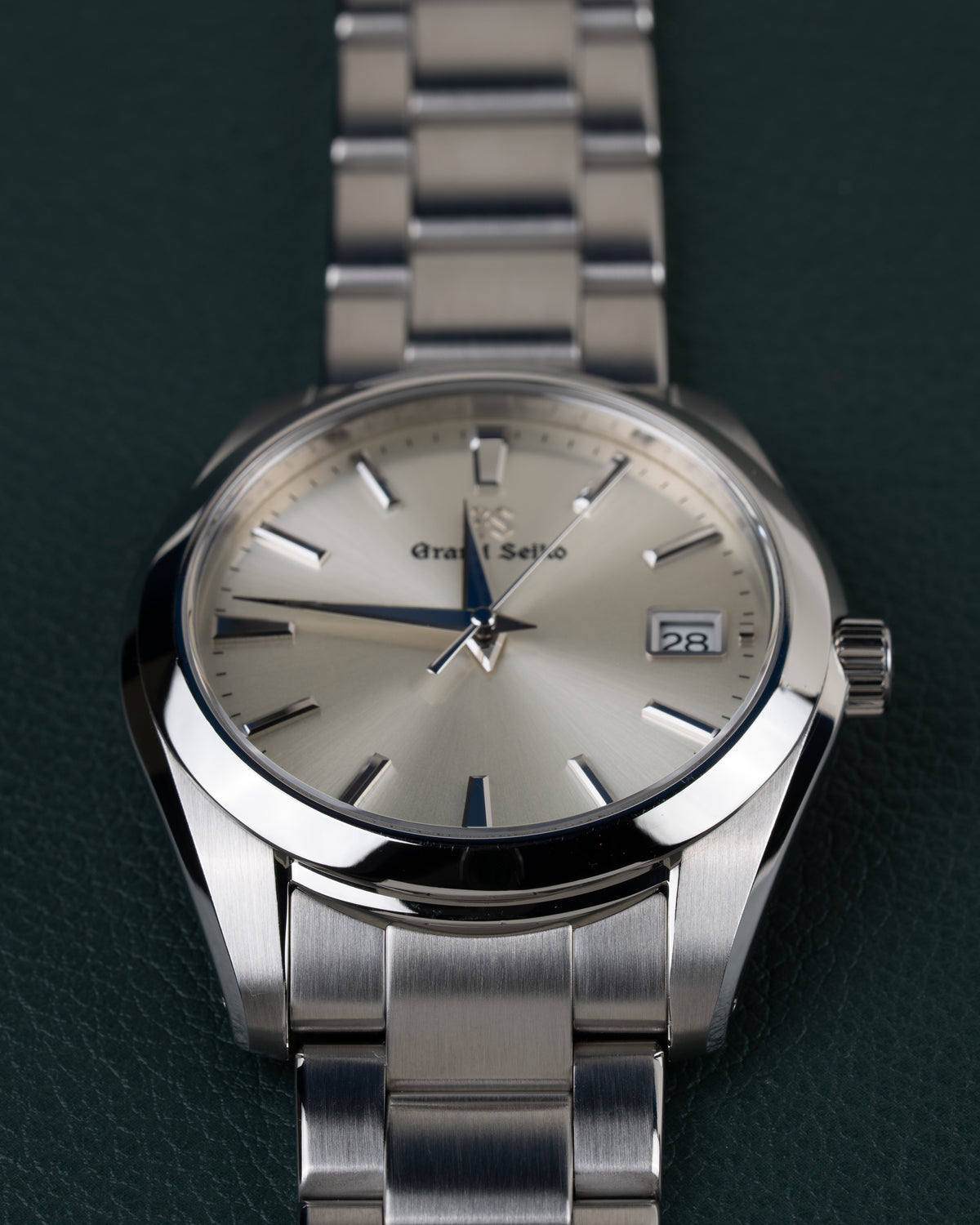 Grand Seiko Heritage Collection SBGV221 - Frontale close-up recht van voren met blauwe wijzers en de kroon rechts