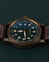 IWC Pilot's Watch Automatic Spitfire IW326802 - Bovenaanzicht met de kroon boven de kast en het datumvenster op 12 uur