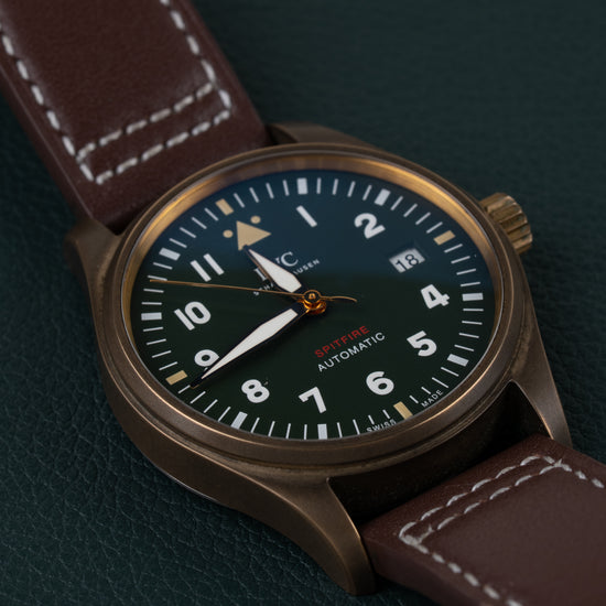 IWC Pilot's Watch Automatic Spitfire IW326802 - Frontaal aanzicht onder een hoek met de kroon rechts en de leren band schuin naar boven
