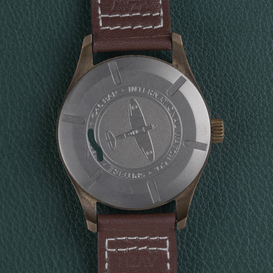 IWC Pilot's Watch Automatic Spitfire IW326802 - Achterkant van de kast met gegraveerd Spitfire-vliegtuig en IWC-tekst