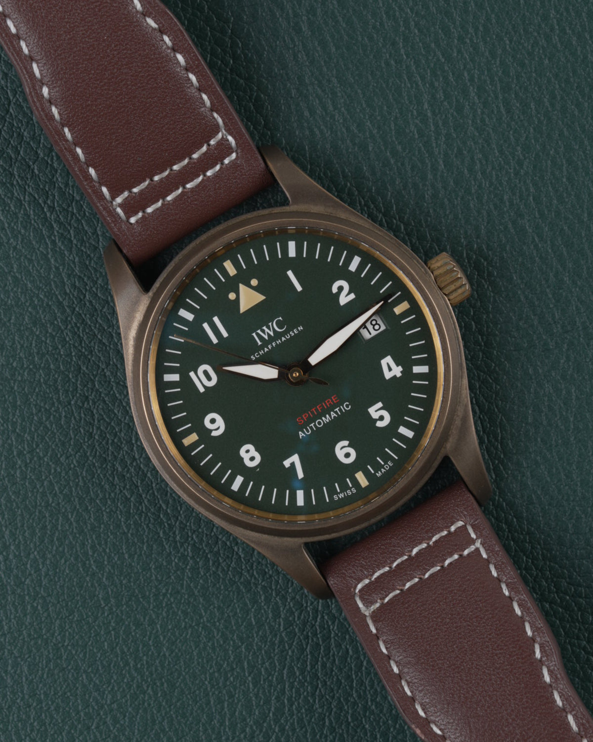 IWC Pilot's Watch Automatic Spitfire IW326802 - Frontaal aanzicht onder een hoek met groene wijzerplaat en de kroon rechts