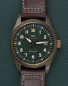 IWC Pilot's Watch Automatic Spitfire IW326802 - Frontale close-up van de wijzerplaat met datumvenster op 3 uur en de kroon rechts