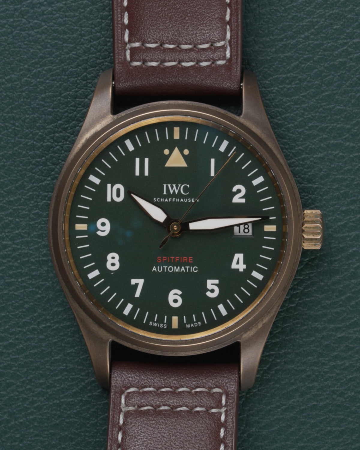 IWC Pilot's Watch Automatic Spitfire IW326802 - Frontale close-up van de wijzerplaat met datumvenster op 3 uur en de kroon rechts