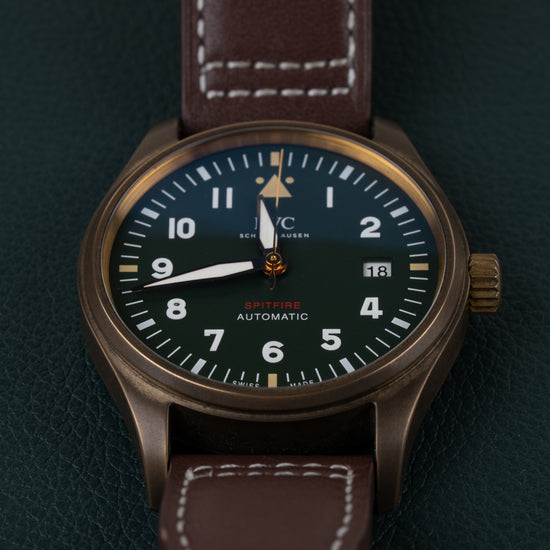 IWC Pilot's Watch Automatic Spitfire IW326802 - Frontale close-up recht van voren met de kroon rechts scherp in beeld