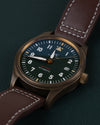 IWC Pilot's Watch Automatic Spitfire IW326802 - Frontaal aanzicht onder een steile hoek met de kroon rechts en de leren band schuin naar boven