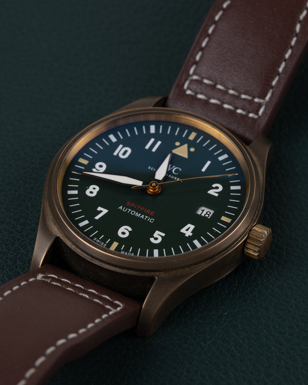 IWC Pilot's Watch Automatic Spitfire IW326802 - Frontaal aanzicht onder een steile hoek met de kroon rechts en de leren band schuin naar boven