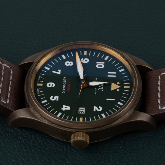 IWC Pilot's Watch Automatic Spitfire IW326802 - Ondersteboven aanzicht met de kroon onderaan de kast