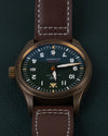 IWC Pilot's Watch Automatic Spitfire IW326802 - Bovenaanzicht ondersteboven met de kroon aan de linkerzijde en het datumvenster op 9 uur