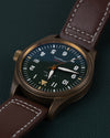 IWC Pilot's Watch Automatic Spitfire IW326802 - Bovenaanzicht ondersteboven onder een hoek met de kroon aan de linkerzijde