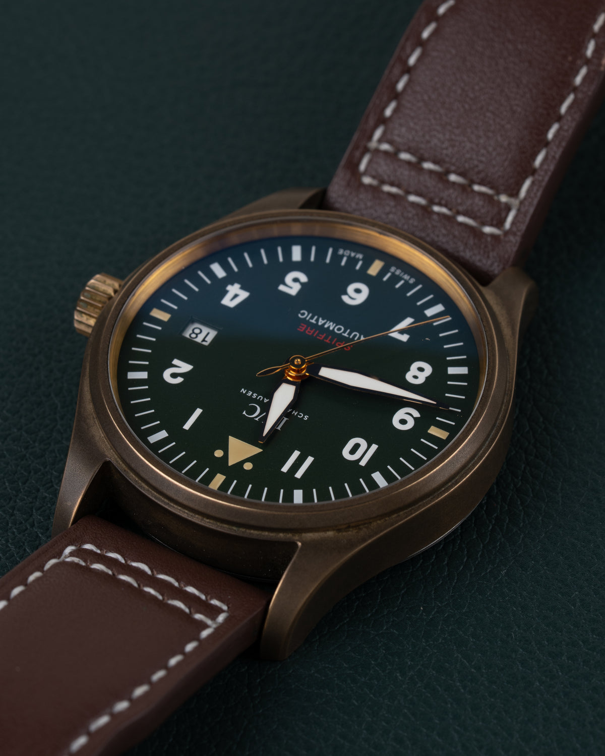 IWC Pilot's Watch Automatic Spitfire IW326802 - Bovenaanzicht ondersteboven onder een hoek met de kroon aan de linkerzijde