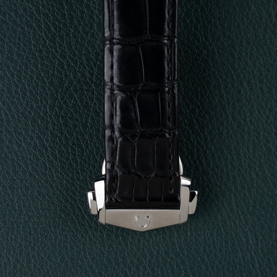 Omega Seamaster Aqua Terra 150M 220.13.41.21.01.001 - Close-up van de vouwsluiting met Omega-logo op de zwarte leren band