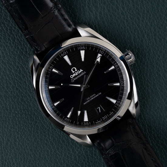Omega Seamaster Aqua Terra 150M 220.13.41.21.01.001 - Frontaal aanzicht onder een hoek met zwarte wijzerplaat en de kroon rechtsboven