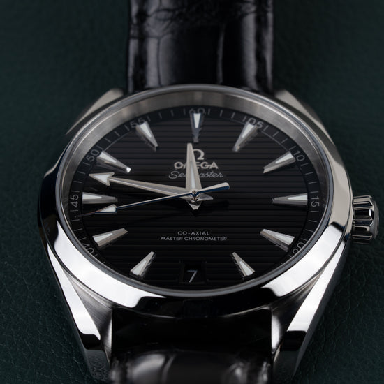 Omega Seamaster Aqua Terra 150M 220.13.41.21.01.001 - Close-up frontaal op de wijzerplaat met de kroon aan de rechterzijde scherp in beeld