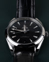 Omega Seamaster Aqua Terra 150M 220.13.41.21.01.001 - Close-up frontaal op de wijzerplaat met de kroon aan de rechterzijde scherp in beeld