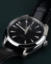 Omega Seamaster Aqua Terra 150M 220.13.41.21.01.001 - Frontaal aanzicht onder een steile hoek met de kroon rechts en de band bovenaan wazig