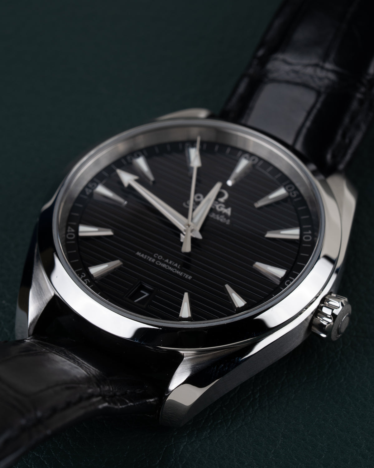 Omega Seamaster Aqua Terra 150M 220.13.41.21.01.001 - Frontaal aanzicht onder een steile hoek met de kroon rechts en de band bovenaan wazig