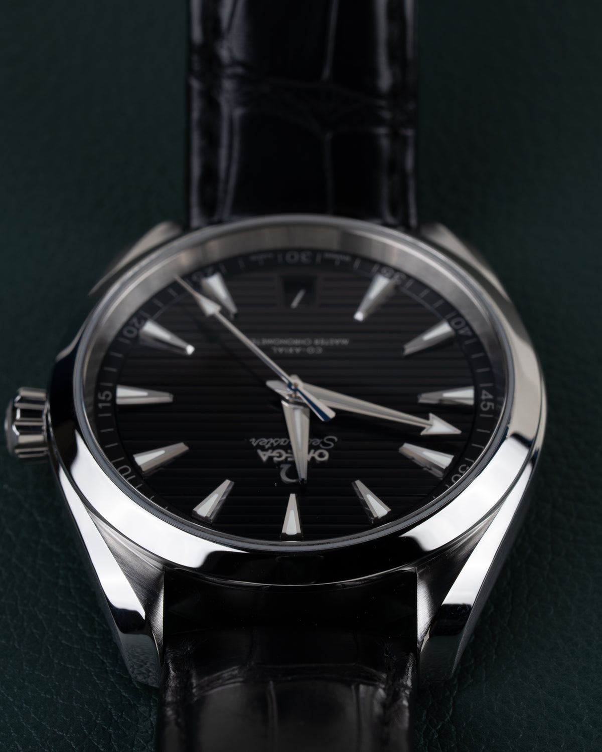Omega Seamaster Aqua Terra 150M 220.13.41.21.01.001 - Frontaal aanzicht ondersteboven met de kroon aan de linkerzijde en de band bovenaan in beeld
