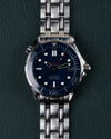 Omega Seamaster Diver 300M 212.30.36.20.03.001 - Frontale close-up van de wijzerplaat met datumvenster op 3 uur en rode secondewijzer
