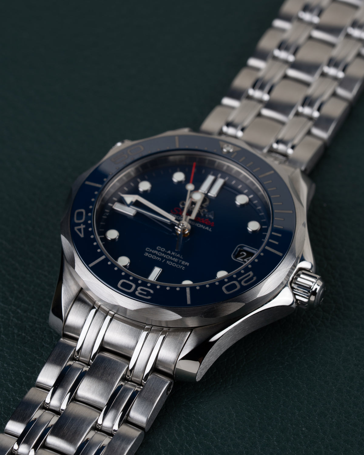 Omega Seamaster Diver 300M 212.30.36.20.03.001 - Frontaal aanzicht onder een steile hoek met de kroon rechts en de schakelband schuin naar boven
