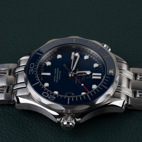 Omega Seamaster Diver 300M 212.30.36.20.03.001 - Ondersteboven aanzicht met de kroon onderaan de kast