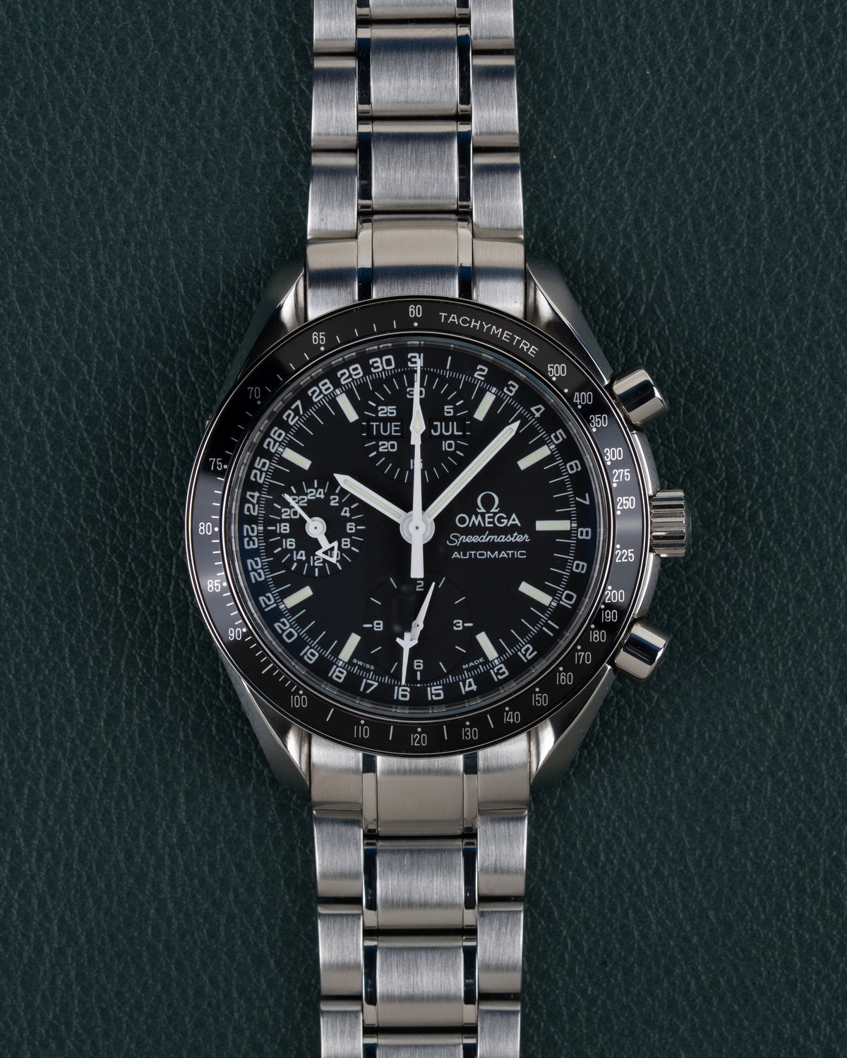 Omega Speedmaster Day-Date 3520.50 - volledig horloge recht van boven met zwarte wijzerplaat en dag-datumaanduiding