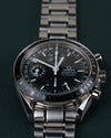 Omega Speedmaster Day-Date 3520.50 - close-up frontaal onder een andere hoek met de dag-datumaanduiding en drukknoppen