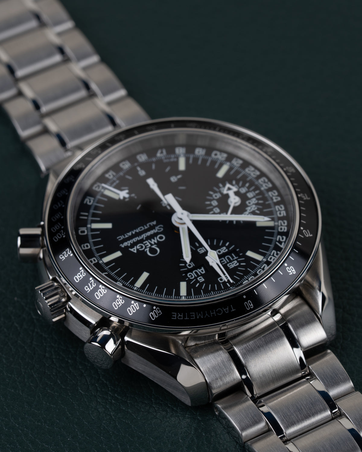 Omega Speedmaster Day-Date 3520.50 - zijaanzicht ondersteboven met kroon en drukknoppen aan de linkerzijde