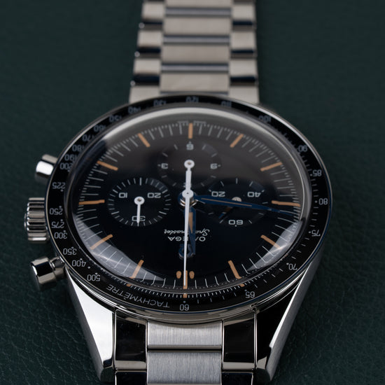 Omega Speedmaster First OMEGA in Space 310.30.40.50.06.001 - Bovenaanzicht ondersteboven met blauwe wijzers en de kroon aan de linkerzijde