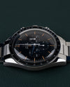 Omega Speedmaster First OMEGA in Space 310.30.40.50.06.001 - Bovenaanzicht met de kroon en drukkers boven de kast en de wijzerplaat recht van voren