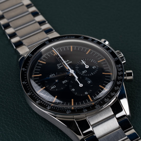 Omega Speedmaster First OMEGA in Space 310.30.40.50.06.001 - Frontaal aanzicht onder een hoek met de kroon en drukkers rechts en de schakelband schuin naar beneden