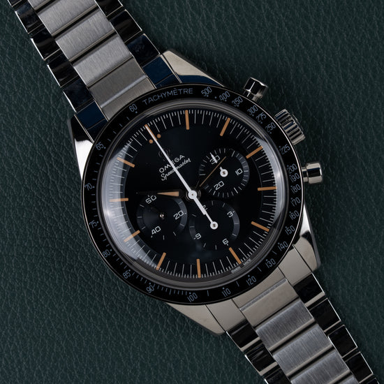 Omega Speedmaster First OMEGA in Space 310.30.40.50.06.001 - Frontaal aanzicht onder een hoek met zwarte wijzerplaat en de drukkers rechts