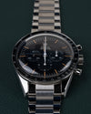 Omega Speedmaster First OMEGA in Space 310.30.40.50.06.001 - Frontale close-up onder een hoek met de drukkers rechts scherp in beeld