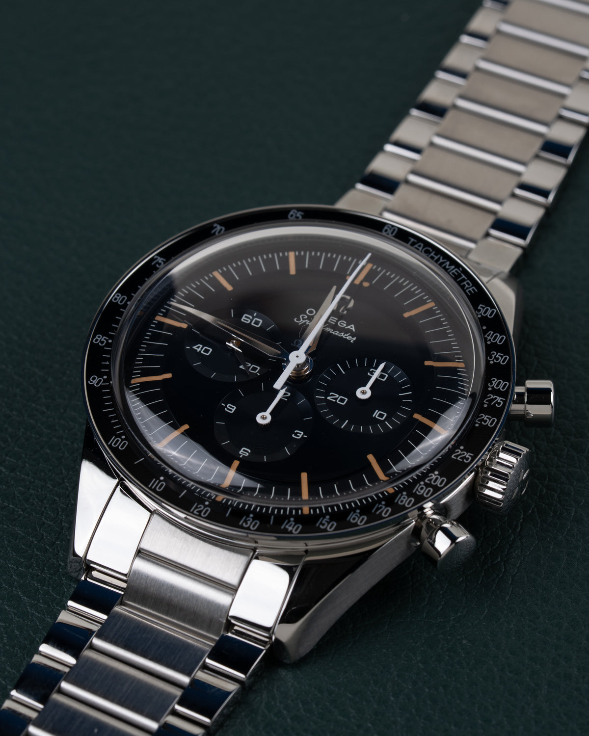 Omega Speedmaster First OMEGA in Space 310.30.40.50.06.001 - Frontaal aanzicht onder een steile hoek met de kroon en drukkers rechts en de schakelband schuin naar boven