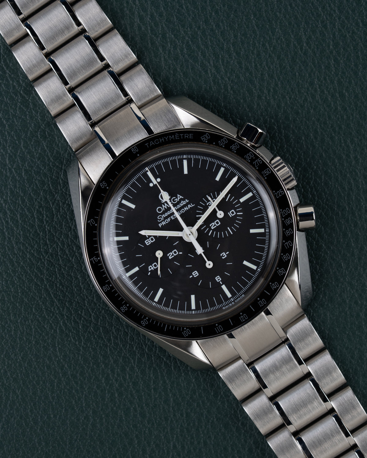 Omega Speedmaster Professional Moonwatch 3570.50 - frontaal aanzicht onder een hoek met kroon en drukknoppen aan de rechterzijde
