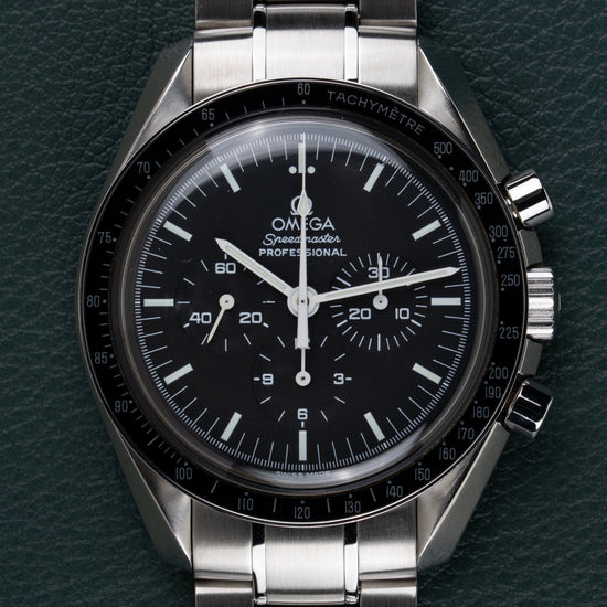 Omega Speedmaster Professional Moonwatch 3570.50 - frontale close-up van de wijzerplaat met kroon en drukknoppen scherp in beeld