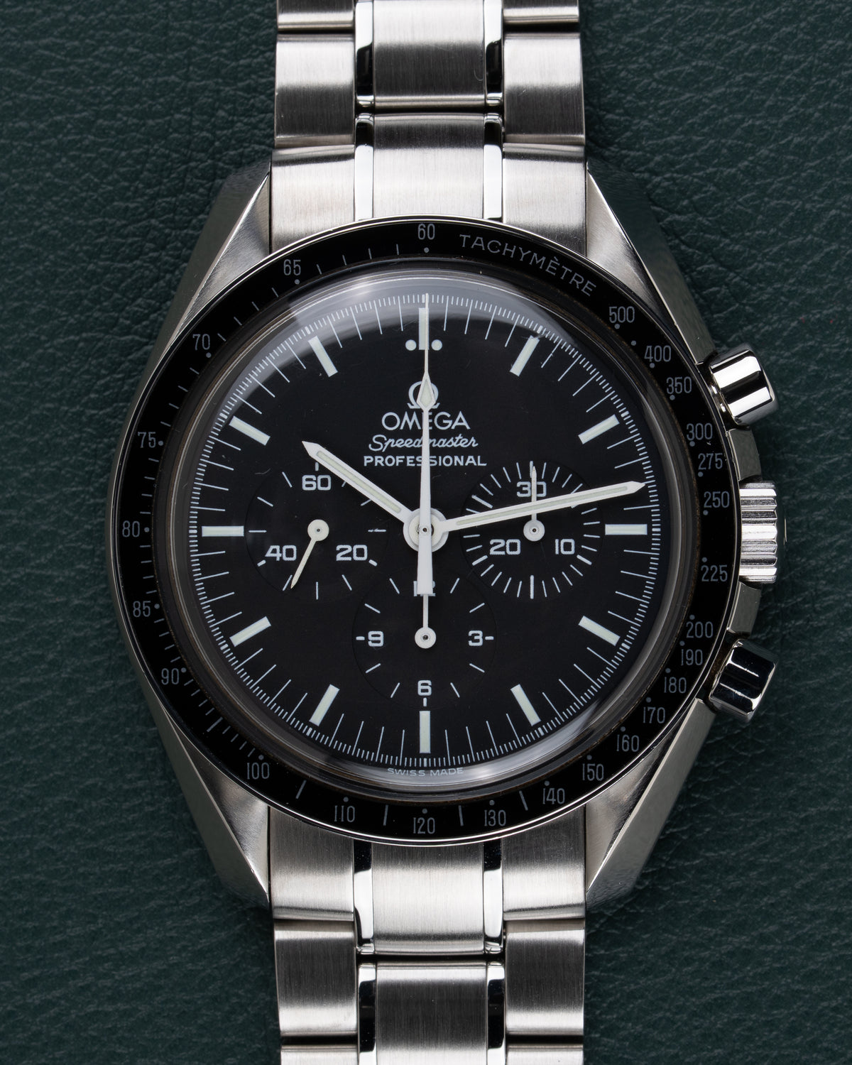 Omega Speedmaster Professional Moonwatch 3570.50 - frontale close-up van de wijzerplaat met kroon en drukknoppen scherp in beeld
