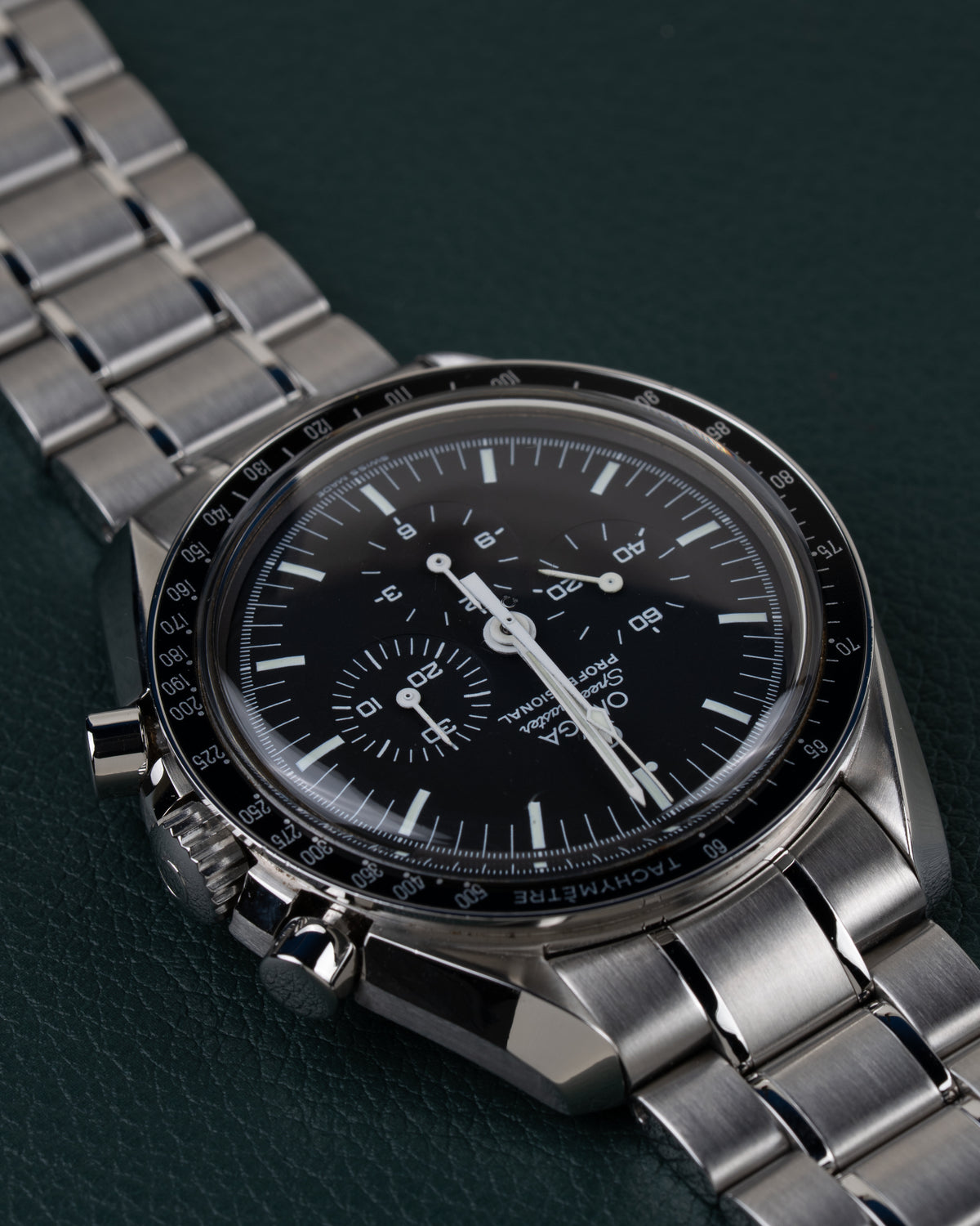 Omega Speedmaster Professional Moonwatch 3570.50 - zijaanzicht ondersteboven met kroon en drukknop aan de linkerzijde