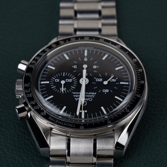 Omega Speedmaster Professional Moonwatch 3570.50 - frontaal aanzicht ondersteboven met kroon en drukknoppen aan de linkerzijde