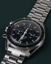 Omega Speedmaster Professional Moonwatch 3570.50 - close-up onder een hoek ondersteboven met de kroon scherp in beeld