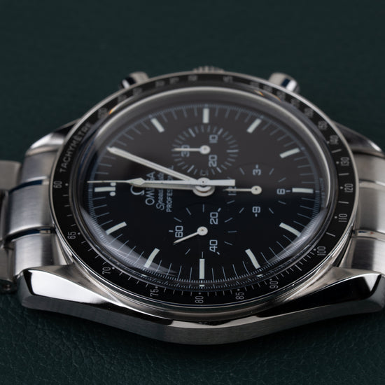 Omega Speedmaster Professional Moonwatch 3572.50 - bovenaanzicht met kroon en drukknoppen boven de kast