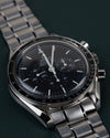 Omega Speedmaster Professional Moonwatch 3572.50 - frontale close-up onder een hoek met kroon en drukknop aan de rechterzijde
