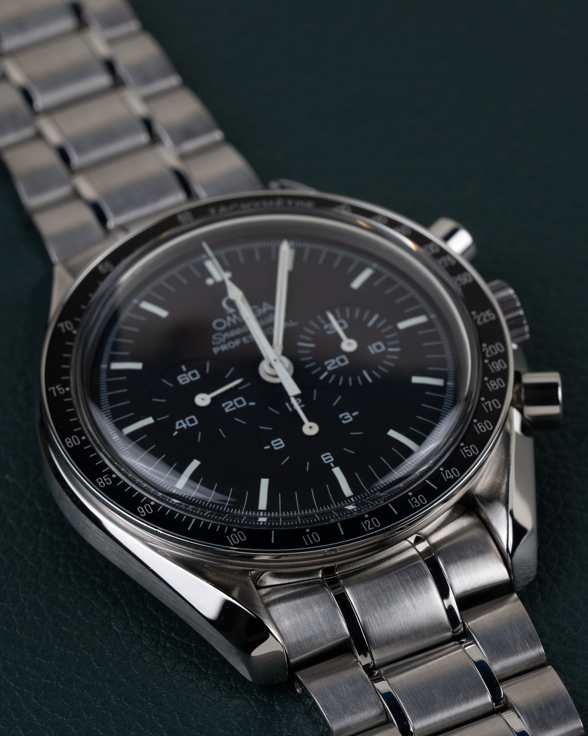 Omega Speedmaster Professional Moonwatch 3572.50 - frontale close-up onder een hoek met kroon en drukknop aan de rechterzijde