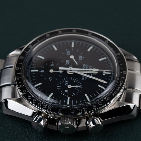 Omega Speedmaster Professional Moonwatch 3572.50 - onderaanzicht met de gegroefde kroon en twee drukknoppen onderaan de kast