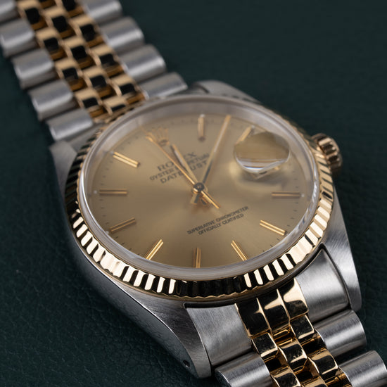 Rolex Datejust 16233 - Frontale close-up onder een hoek met de gouden kroon aan de rechterzijde