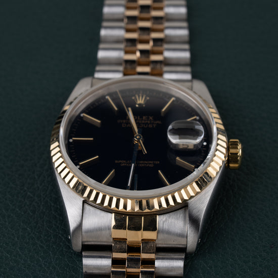 Rolex Datejust 16233 Black Dial 1991 - Frontale close-up recht van voren met de gefacetteerde bezel en wijzerplaat scherp in beeld