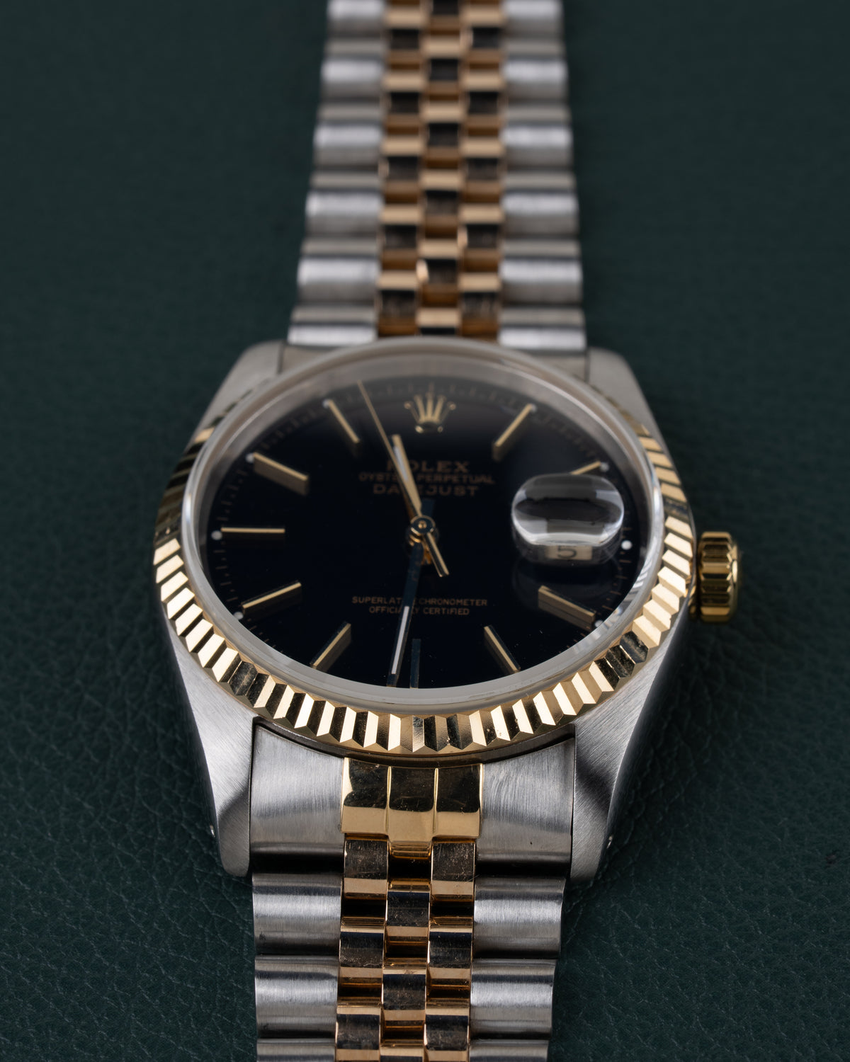Rolex Datejust 16233 Black Dial 1991 - Frontale close-up recht van voren met de gefacetteerde bezel en wijzerplaat scherp in beeld